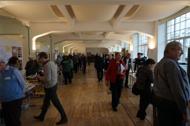 Blick in die ehemalige Bogenbinderhalle der deutschen Werkstätten mit den Ständen der Akteure Lebendiges Netzwerk Industriekultur