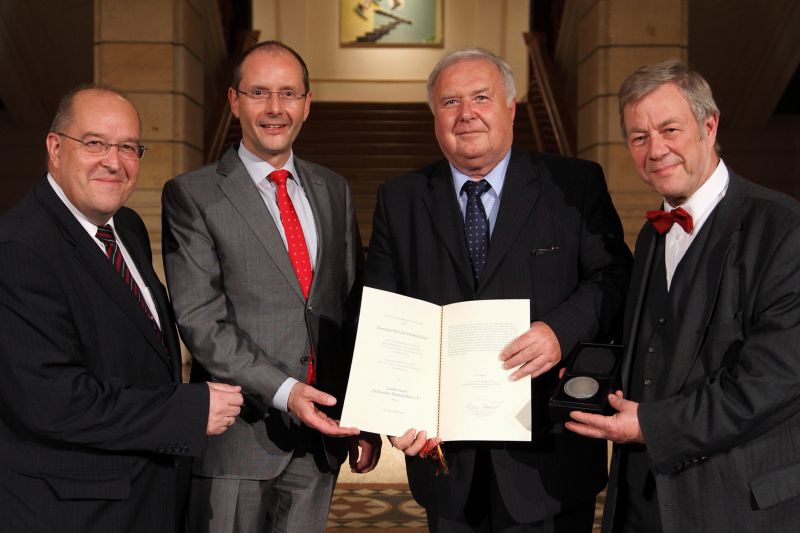 Nach der Preisverleihung: Dr. Jens Uhlig, Innenminister Markus Ulbig, Prof. Dr. Hans-Jürgen Hardtke, 
