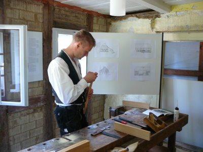 Herr Tausche an der Werkbank. Der Tischlermeister bei der Vorführung von Handwerkstechniken 