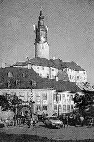 Schloss Weesenstein am 22. Juni 1991. Den weiß-grünen Schmuck des Schlosses für diesen Tag entwarf für den Landesverein der Dresdner Grafiker Christoph Hülsenberg
