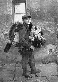 Blicke in vergangenes Dorfleben – Erzgebirgischer Bürstenmann, um 1930