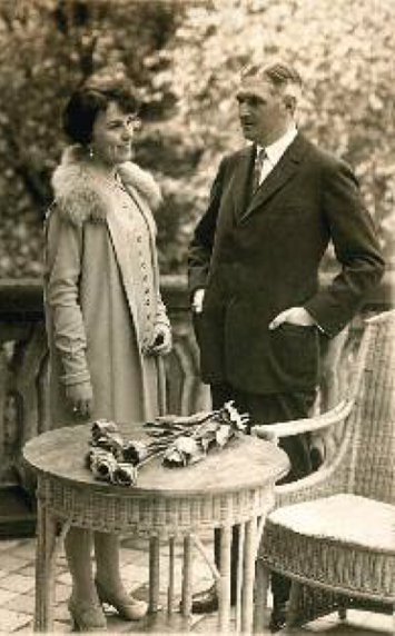 Günther Fürst von Schönburg-Waldenburg und Hertha Schönburg-Waldenburg, geborene Roetzschke, geschiedene Stern, auf dem Altan von Schloss Waldenburg. Fotografie von Alwin Dietrich, 1927