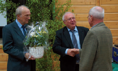 Professor Hans-Jürgen Hardtke gratuliert Dieter Bartusch zur Verleihung der Ehrennadel