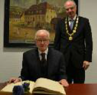 Manfred Schober, Ehrenbürger von Sebnitz, trägt sich in das goldene Buch der Stadt ein