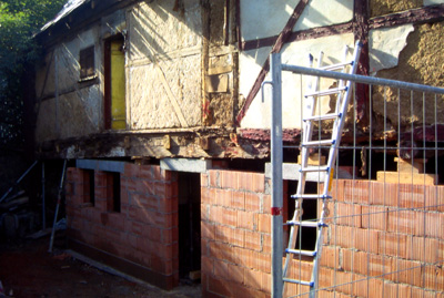 Bauzustand nach dem Abriß schadhafter Konstruktionsteile im EG und im OG