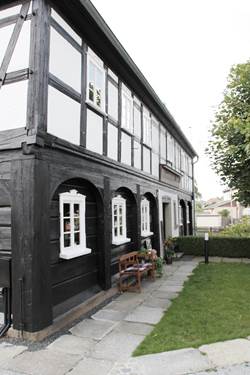 Außenanlage: Schäden am Umgebinde und Lehmausfachtung wurden behoben Außenanlage: Schäden am Umgebinde und Lehmausfachtung wurden behoben