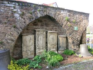 Stadtführung Döbeln, Stadtmauerrest mit Grabsteinen, Foto: Peter Mallwitz