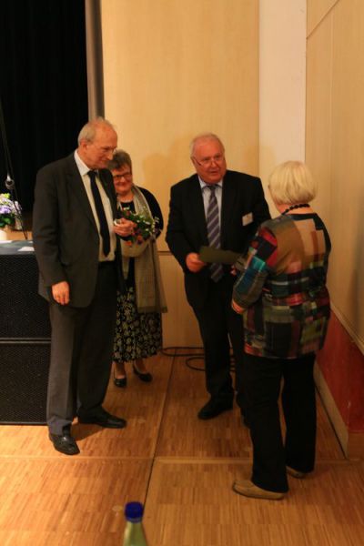 Frau Ute Zschieschang bekommt die Ehrennadel überreicht