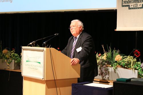 Der Vorsitzende Prof. Dr. Hans-Jürgen Hardtke brichtet über den Vorstand