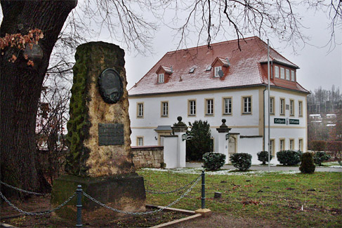 Das Denkmal vor der Restaurierung, mit bereits erneuerter Umgrenzung, im Hintergrund das Schill-Haus, Foto: Veronica Teicher