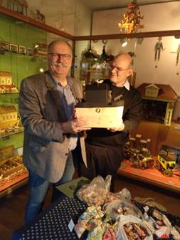 Herr Dr. Thomas Westphalen, Vorsitzender Landesverein Sächsischer Heimatschutz überreicht die Arche Noah an Herrn Dr. Igor A. Jenzen, Direktor des Museums für Sächsische Volkskunst, Foto: Jürgen Dittrich 