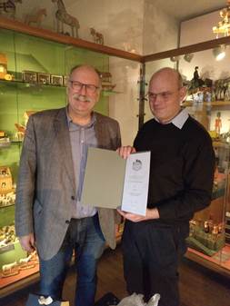 Herr Dr. Thomas Westphalen, Vorsitzender Landesverein Sächsischer Heimatschutz überreicht die Urkund zur Schenkung der Arche Noah an Herrn Dr. Igor A. Jenzen, Direktor des Museums für Sächsische Volkskunst, Foto: Jürgen Dittrich 